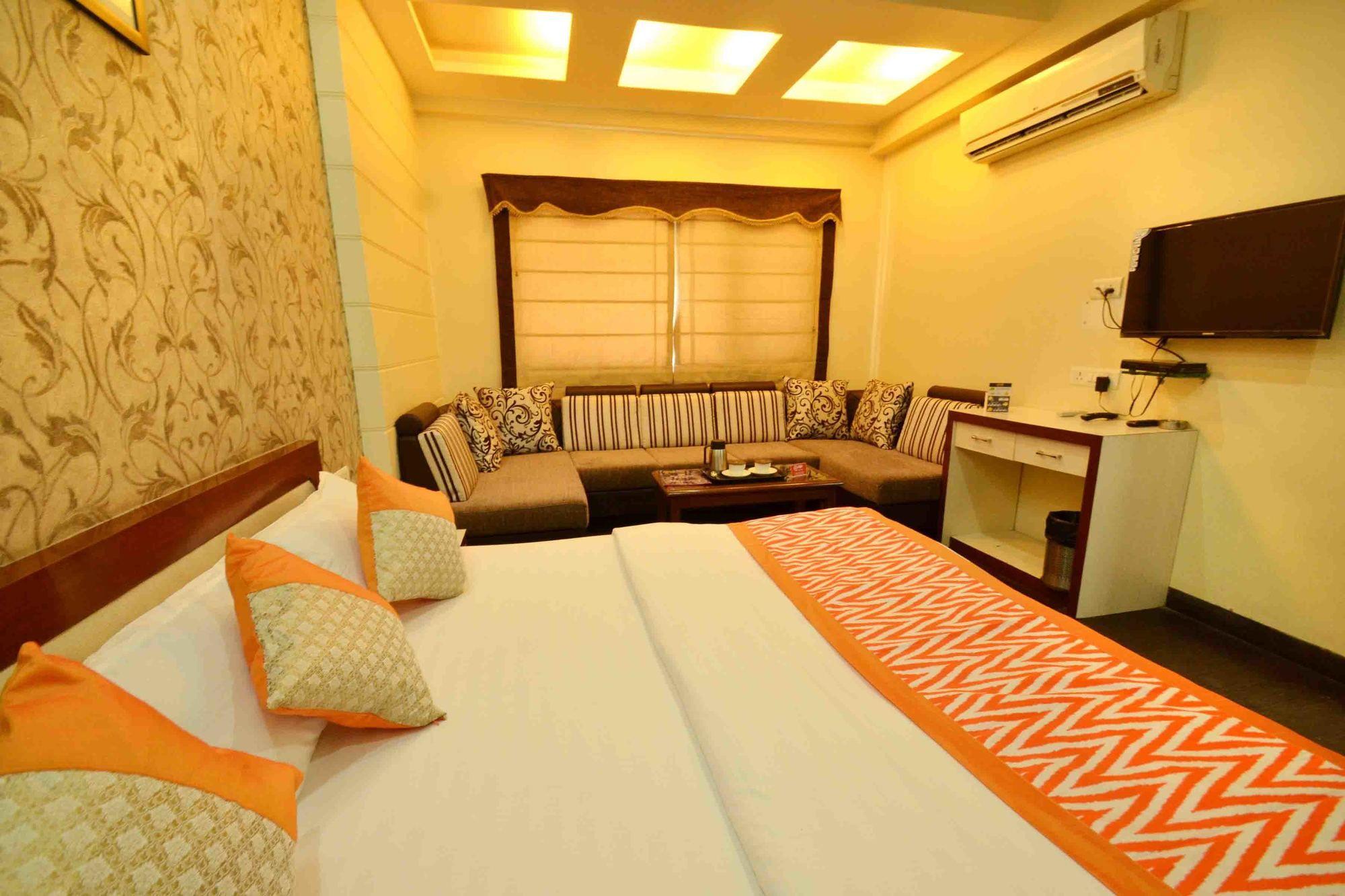 Oyo 742 Hotel Kings Park Индаур Экстерьер фото